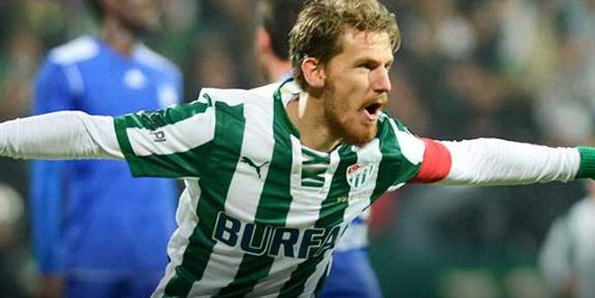 Serdar yuvada kalıyor