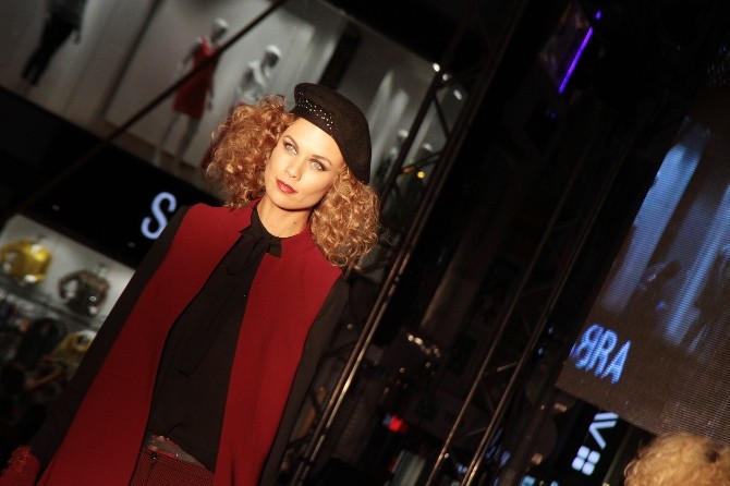 Mankenleri Görüntüleyebilmek İçin Birbirleriyle Yarıştılar