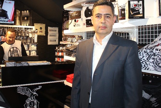 Beşiktaş Kulübü Başkanı Fikret Orman, Kartal Yuvası mağazalarının açılışını yapmak