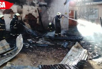 2 aracın bulunduğu garajda yangın