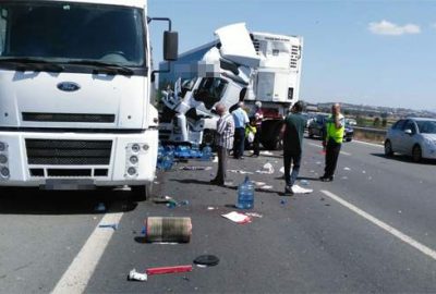Bursa’da TIR’lar çarpıştı! Ortalık savaş alanına döndü!