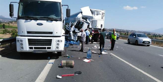 Bursa’da TIR’lar çarpıştı! Ortalık savaş alanına döndü!