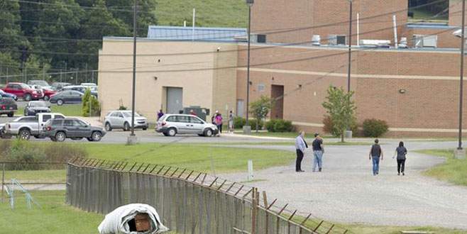 14 yaşındaki öğrenci sınıfı rehin aldı