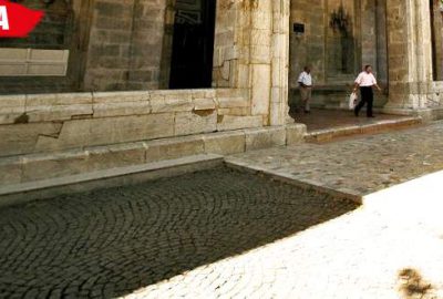 Yaşlı adamı cami bahçesinde dolandırdılar