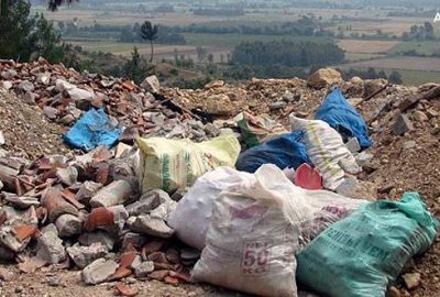 Kamyonundaki molozları boşaltırken canından oldu