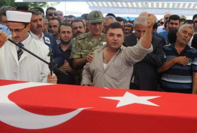 Silah arkadaşına son bakış