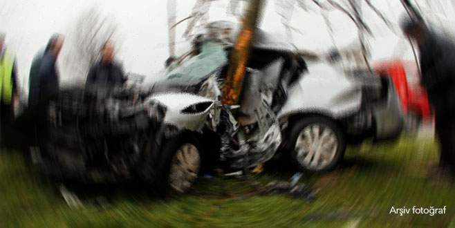 Kontrolden çıkan araç ağaca çarptı: 1 ölü, 3 yaralı