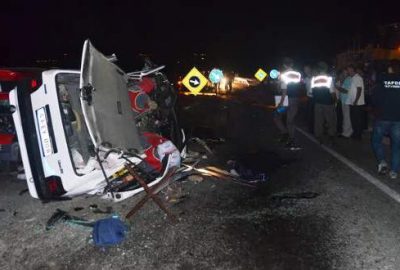 Düğün dönüşü feci kaza: 2 ölü, 8 yaralı