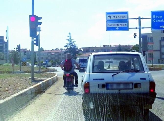Kasksız Sürdüğü Motosiklet İle Ölüme Davetiye Çıkarttı
