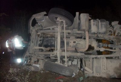 Otomobil İle Kamyon Çarpıştı: 3 Yaralı