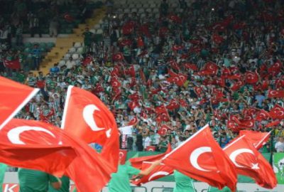 Timsah uzatmada yıkıldı!