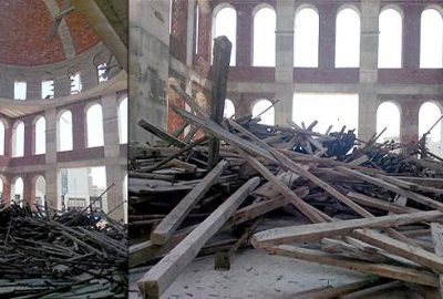 Cami iskelesi yıkıldı