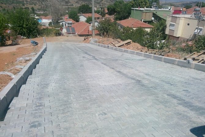 Manisa Büyükşehir Belediyesi il genelinde yürüttüğü kilit parke taşı döşeme