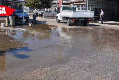 Kanal taştı, dükkanları su bastı