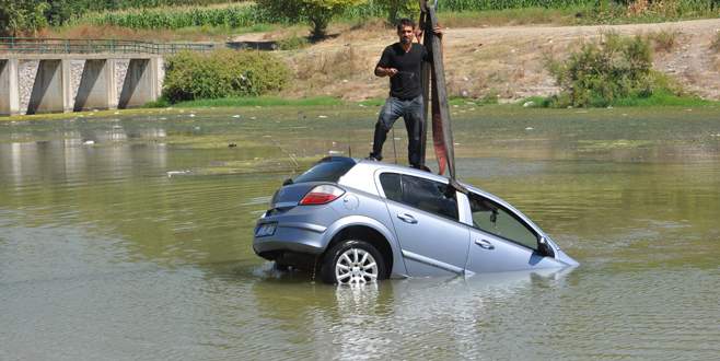 Yaralıya yardım ederken otomobili çalındı Yaralıya yardım ederken otomobili çalındı