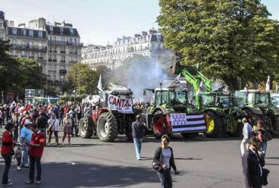 Kızgın çiftçiler traktörleriyle yolları kapattı