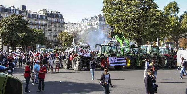 Kızgın çiftçiler traktörleriyle yolları kapattı