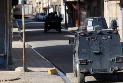 TIR’la yol kapatıp polise ateş açtılar!