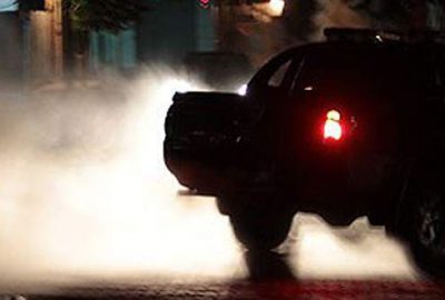 Polis aracına el yapımı patlayıcıyla saldırı