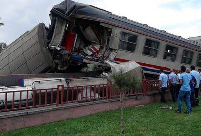 Trenler çarpıştı! 5 vagon, 1 lokomotif devrildi