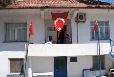 Şehidin evine bayrak astılar! Sonra geri istediler!