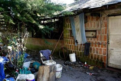 Eşiyle oğlunu yıllarca kafeste tutmuş!