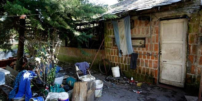 Eşiyle oğlunu yıllarca kafeste tutmuş!