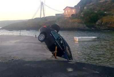 Tartıştığı arkadaşının arabasını denize attı