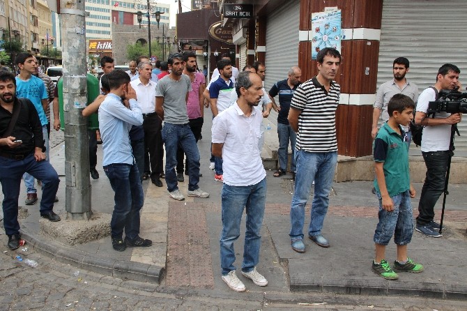 Sokağa Çıkma Yasağını Polis Zırhlı Araçla Duyurdu