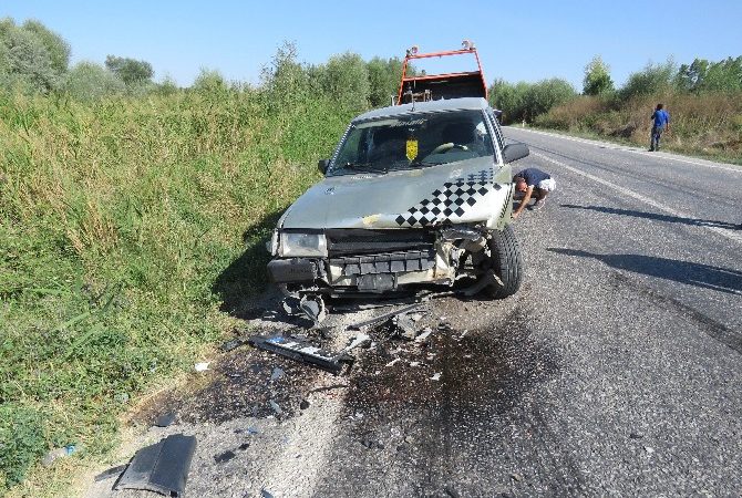 Konya’nın Beyşehir ilçesinde iki otomobilin çarpışması sonucu 2 kişi yaralandı.