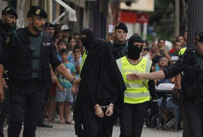 Sokakta kelepçeli teşhir edildi