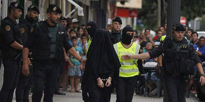 Sokakta kelepçeli teşhir edildi