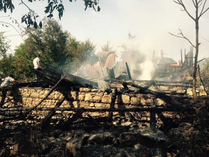 Karabük’te Ahşap Ev Kül Oldu Karabük’te Ahşap Ev Kül Oldu