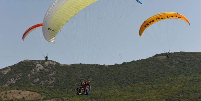 Paraşütler gökyüzünde süzüldü