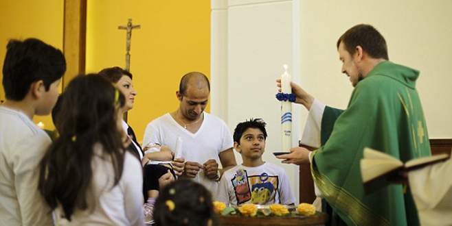 Sığınmak için din değiştiriyorlar