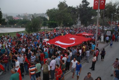 Silifke’de Yol Kapatan Gurubu Dağıtmak İçin Polis Havaya Ateş Açtı