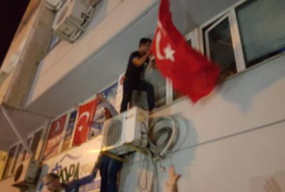 Hopa’da HDP Binasına Türk Bayrağı Asıldı