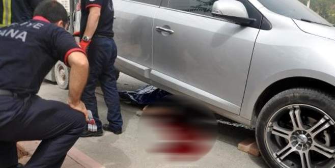 Kaza yapan otomobilden fırladı, başka otomobilin altında öldü