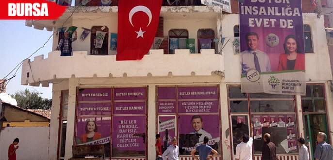 Bursa’da HDP binasına Türk bayrağı asıldı