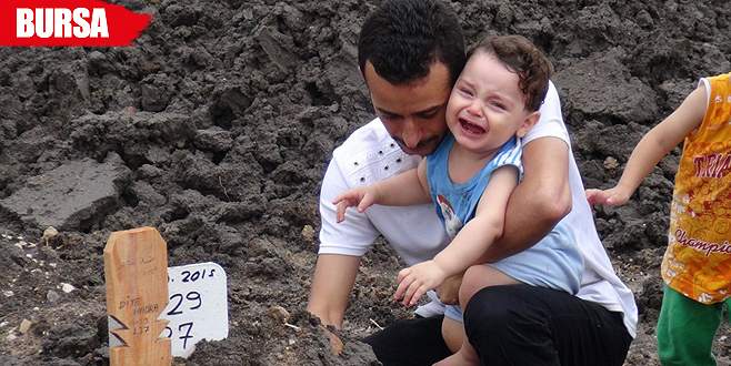 Suriyeli minik Yusuf, annesinin mezarı başında