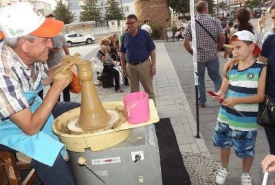 Çocuklara Her Gün Bedava Çamurdan Bardak