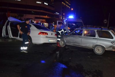 Manisa’da İki Otomobil Çarpıştı: 2 Yaralı