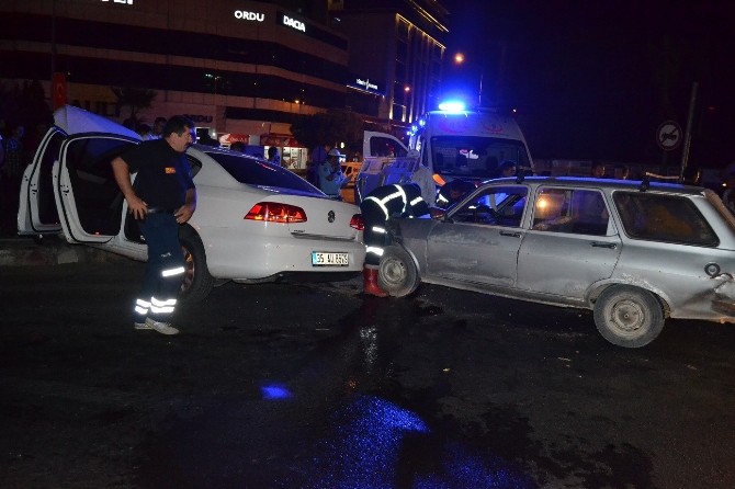 Manisa’da İki Otomobil Çarpıştı: 2 Yaralı