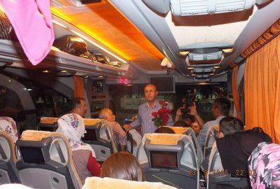 Kırşehir’de Doğuya Giden Otobüs Yolcularına Çikolata İkram Edilip Çiçek Verildi