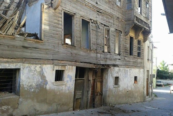 Sinop’ta uzun süredir kullanılmayan tarihi ev tehlike saçıyor.