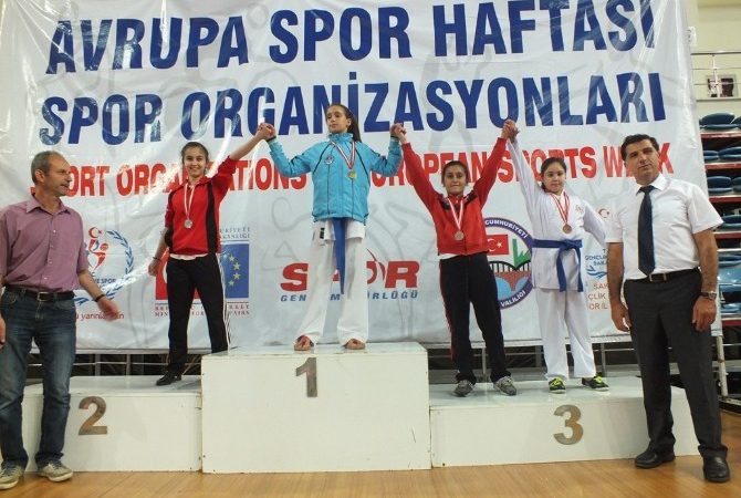 Sakarya’da düzenlenen iller arası Karate turnuvasında Kağıtsporlu karateciler kazandıkları derecelerle