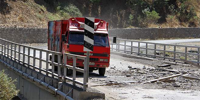 PKK’lılar, Şemdinli’de köprüyü patlattı