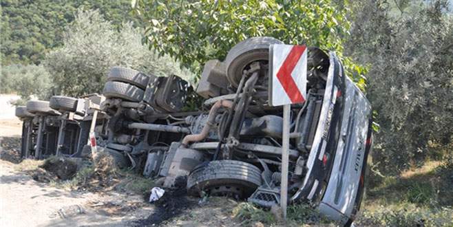Bursa’da cam yüklü TIR devrildi