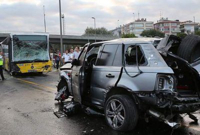 Cip, metrobüsle çarpıştı: 1’i ağır 5 yaralı