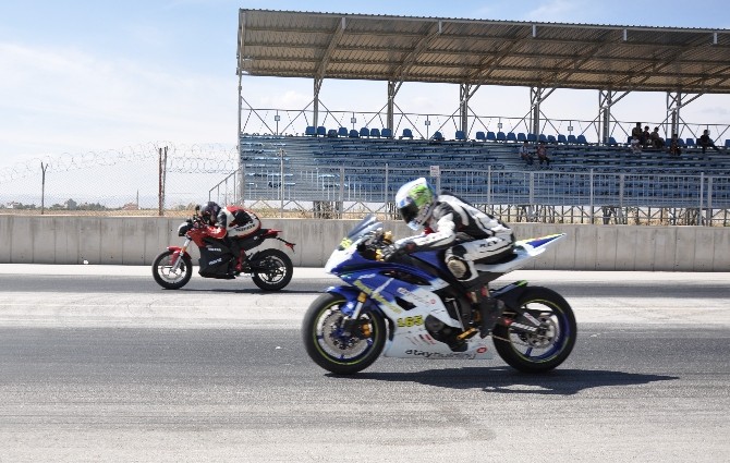 Konya’da Motodrag Yarışları Nefes Kesti